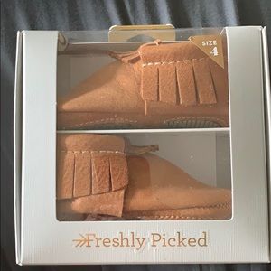 BRAND NEW! Freshly Picked Moccs Size 4